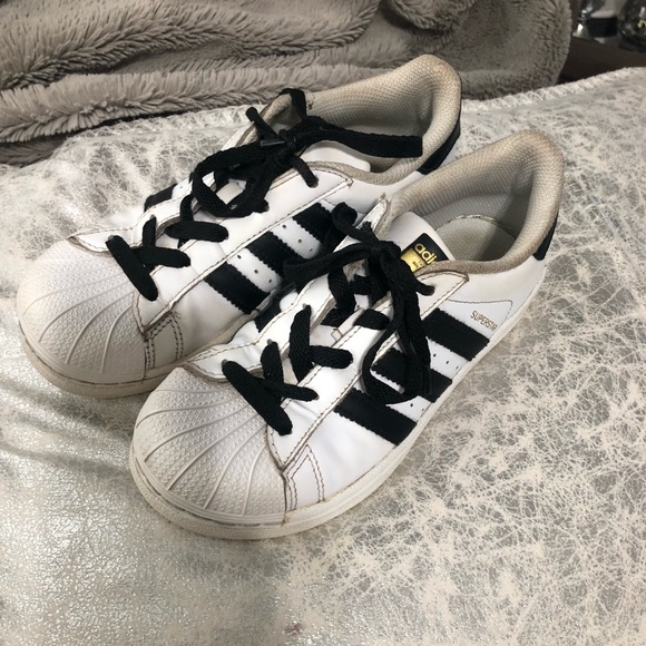 ⭐️5/$25⭐️ Kids Adidas Superstars gym shoe Sz. 2 - Picture 4 of 8